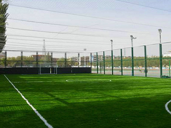 安装运动场围网 防护全浸塑体育场围网 安全足球